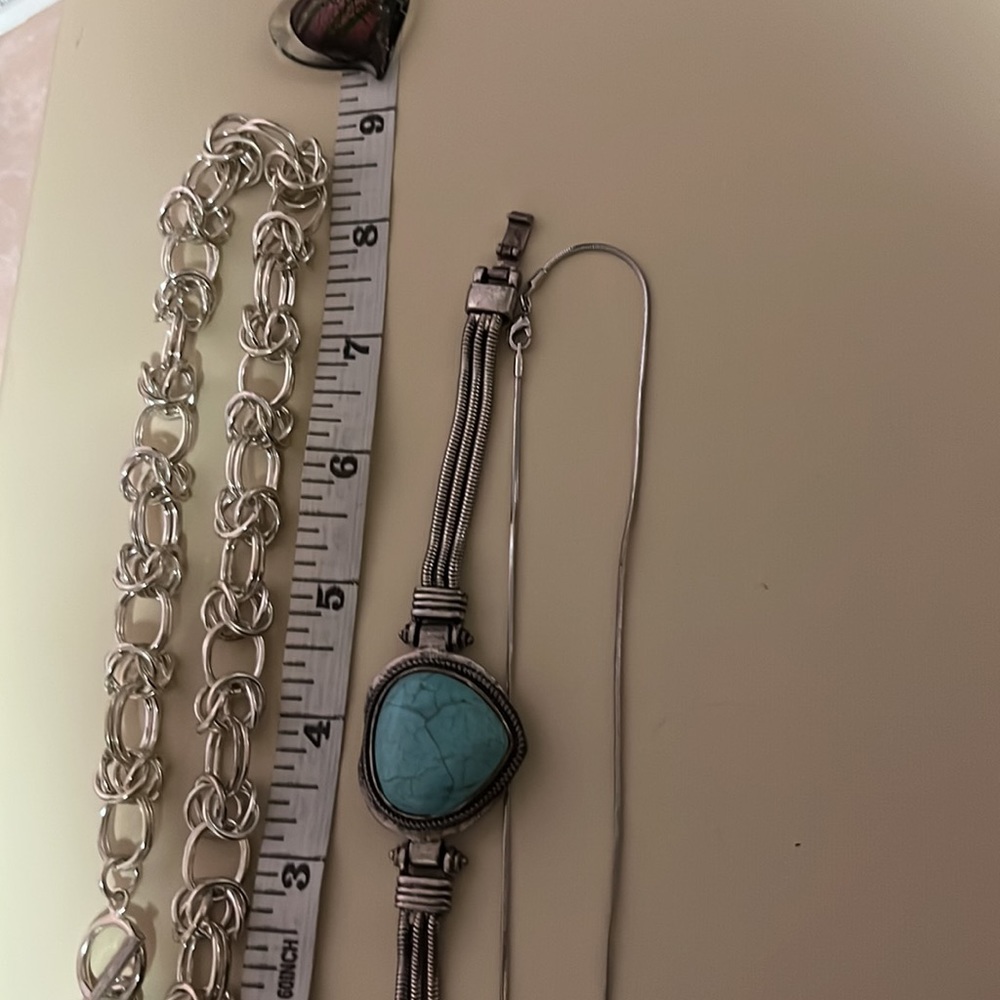 Jewelry. 5 pieces silver color.